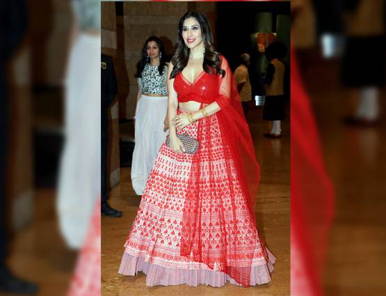 प्रफुल्ल पटेल की बेटी के संगीत में पत्नी-बेटी संग पहुंचे धोनी