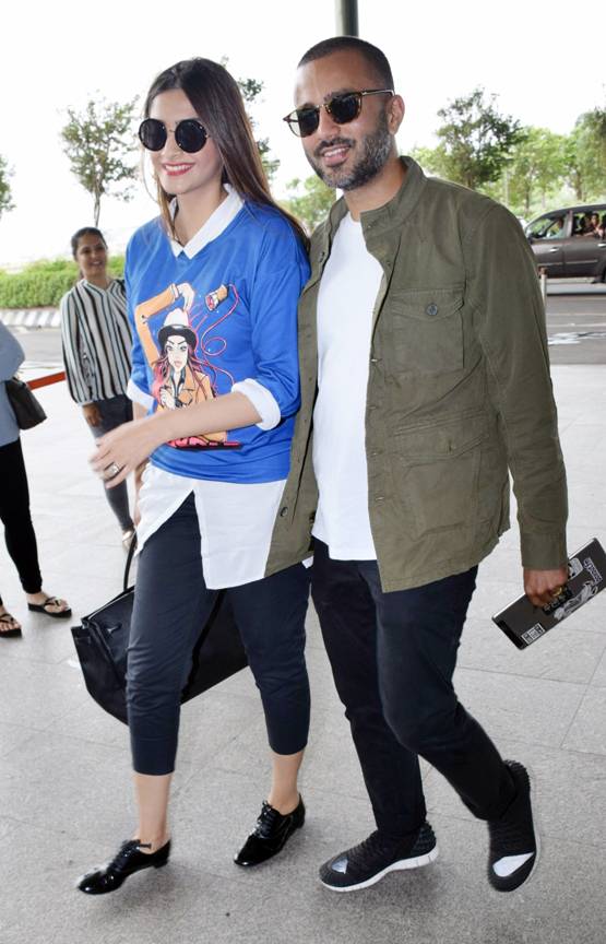 चर्चा में आई सोनम की टी-शर्ट, एयरपोर्ट पर दिखा रॉकिंग लुक