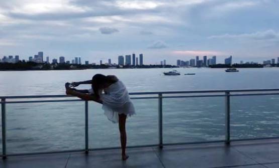 हॉलिडे पर सुष्मिता सेन, स्विमिंग पूल में बेटी संग शेयर की Photo