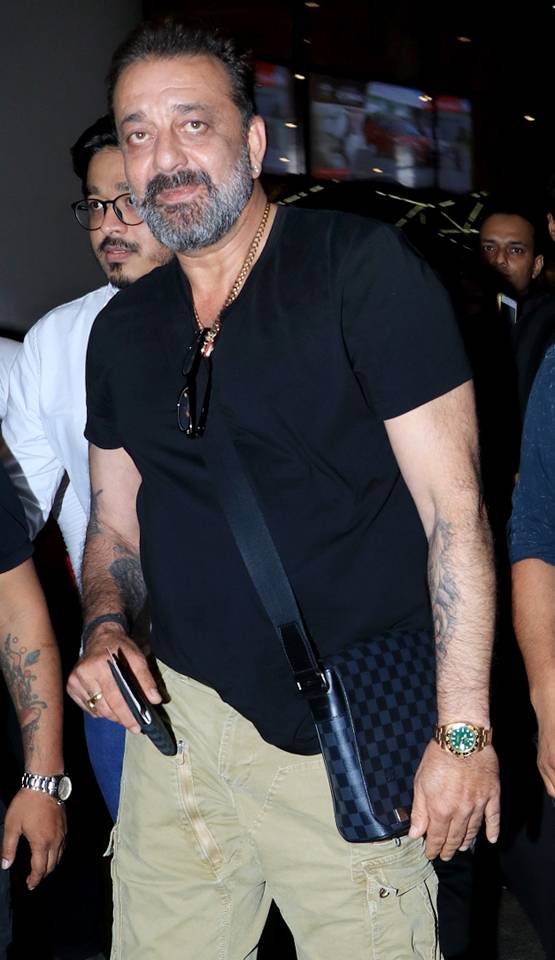 एयरपोर्ट पर नजर आया संजू का स्टारडम, सेल्फी के लिए उमड़ी भीड़