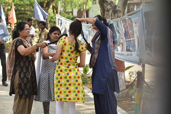 कैंची से काटे कुर्ते के बाजू, वसुंधरा सरकार पर भड़कीं लड़कियां