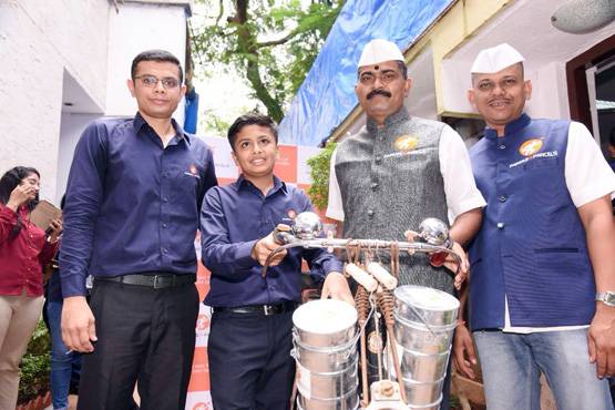 13 साल के बच्चे ने मुंबई के डिब्बेवालों के साथ शुरू किया बिजनेस