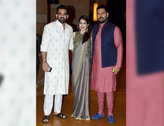 प्रफुल्ल पटेल की बेटी के संगीत में पत्नी-बेटी संग पहुंचे धोनी