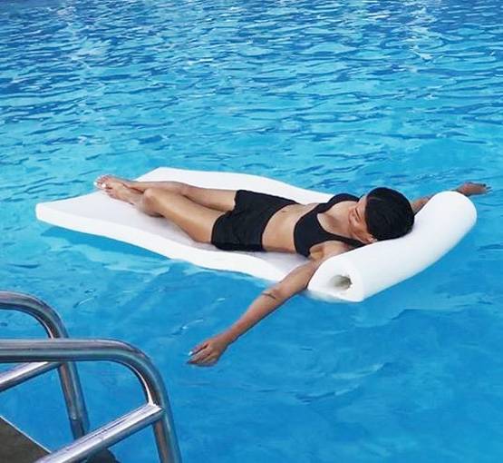 हॉलिडे पर सुष्मिता सेन, स्विमिंग पूल में बेटी संग शेयर की Photo