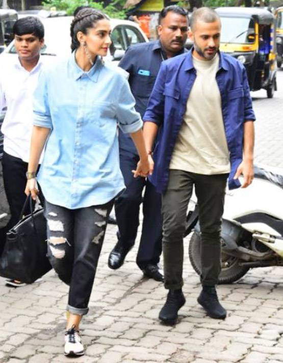 पति आनंद ने पहनाए सोनम को जूते, गोद में उठाकर यूं दिए Candid पोज