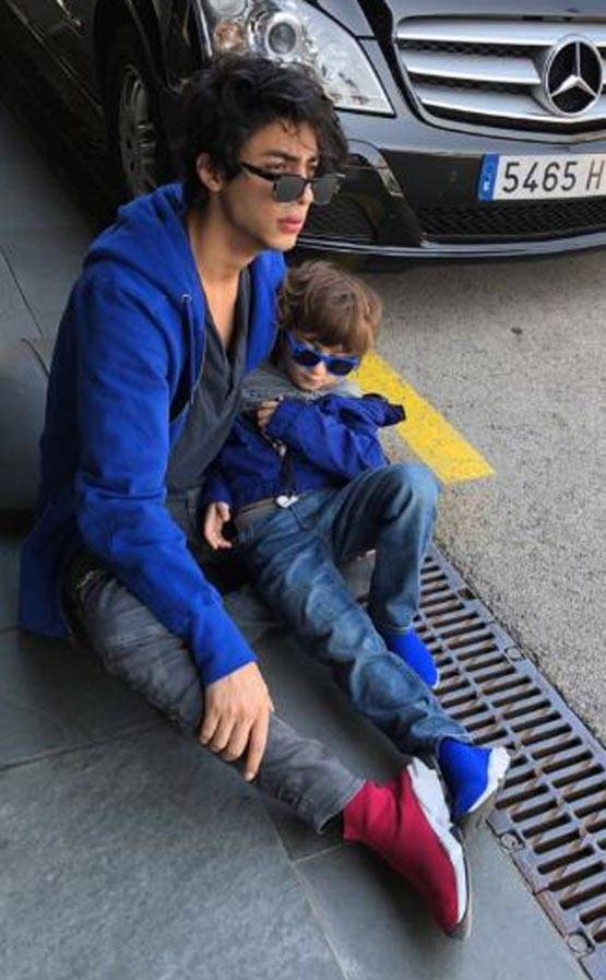 फैमिली संग हॉलीडे पर शाहरुख, बेटी सुहाना संग शेयर की 'Sun kissed' फोटो