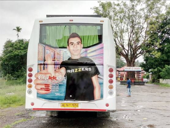 फनी PHOTOS: बस पर लगाई सनी लियोन और एडल्‍ट स्‍टार्स की तस्‍वीर