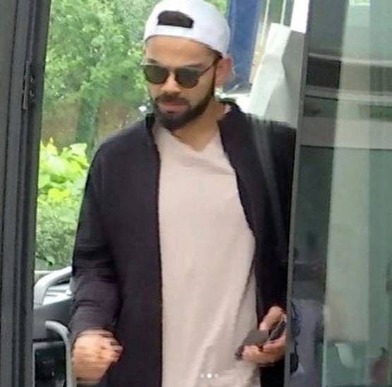 इंड‍ियन क्र‍िकेट टीम की बस में व‍िराट कोहली संग अनुष्का, PHOTOS