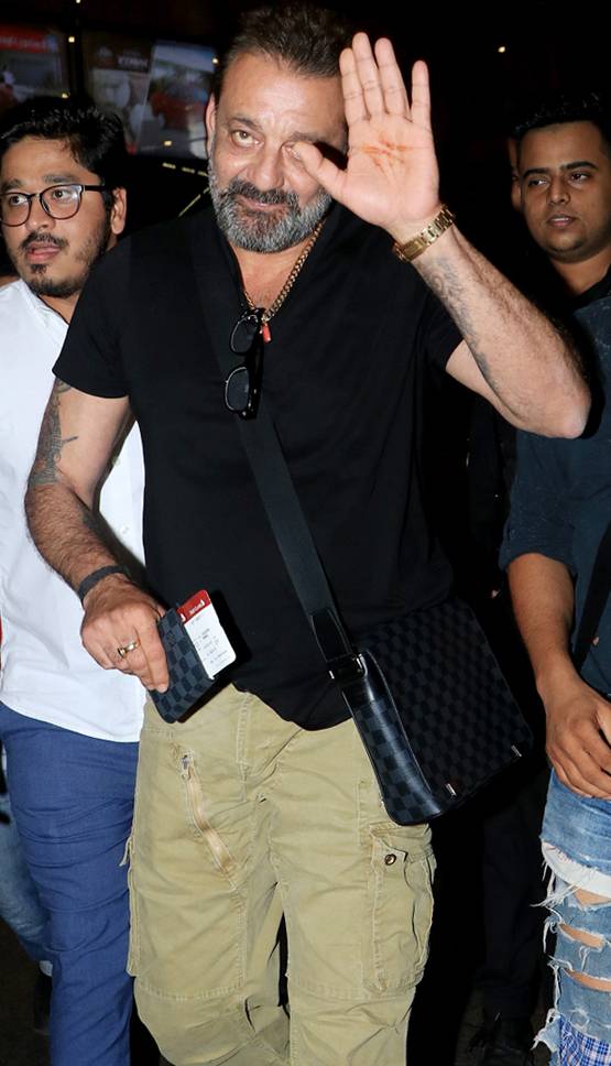 एयरपोर्ट पर नजर आया संजू का स्टारडम, सेल्फी के लिए उमड़ी भीड़