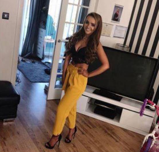 एंबुलेंस पर चढ़ डांस कर रही थी ये लड़की, पुलिस ने ट्व‍ीट किया फोटो