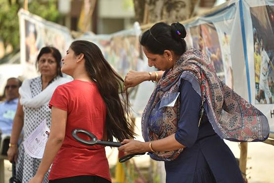 कैंची से काटे कुर्ते के बाजू, वसुंधरा सरकार पर भड़कीं लड़कियां