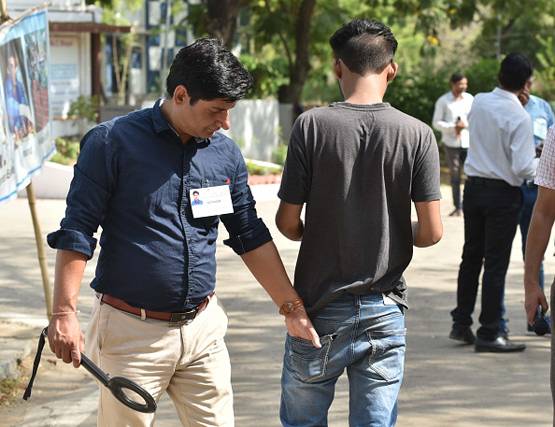 कैंची से काटे कुर्ते के बाजू, वसुंधरा सरकार पर भड़कीं लड़कियां