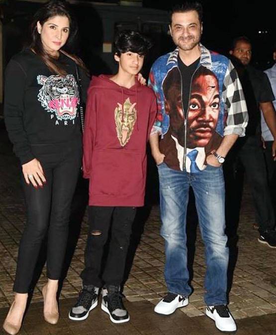 धड़क की स्क्रीन‍िंग पर पहुंचा कपूर परिवार, सोनम ने द‍िया First Review