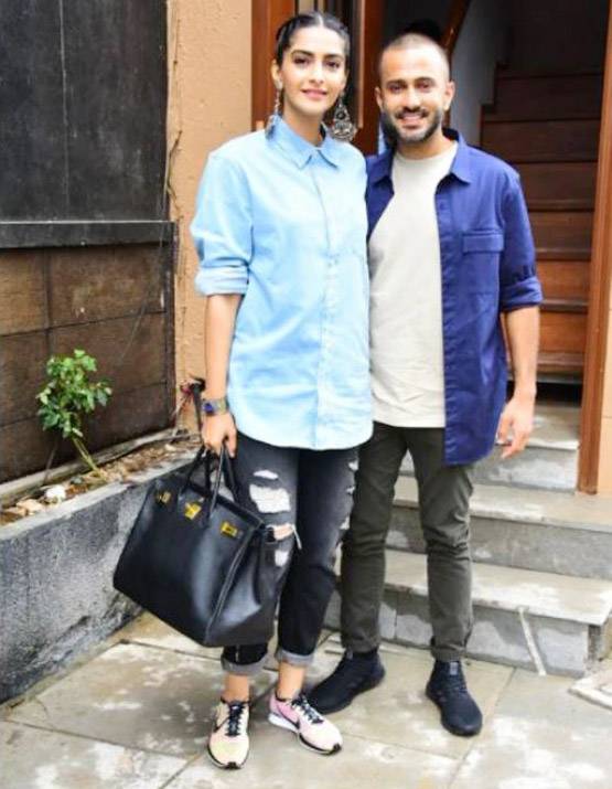 पति आनंद ने पहनाए सोनम को जूते, गोद में उठाकर यूं दिए Candid पोज