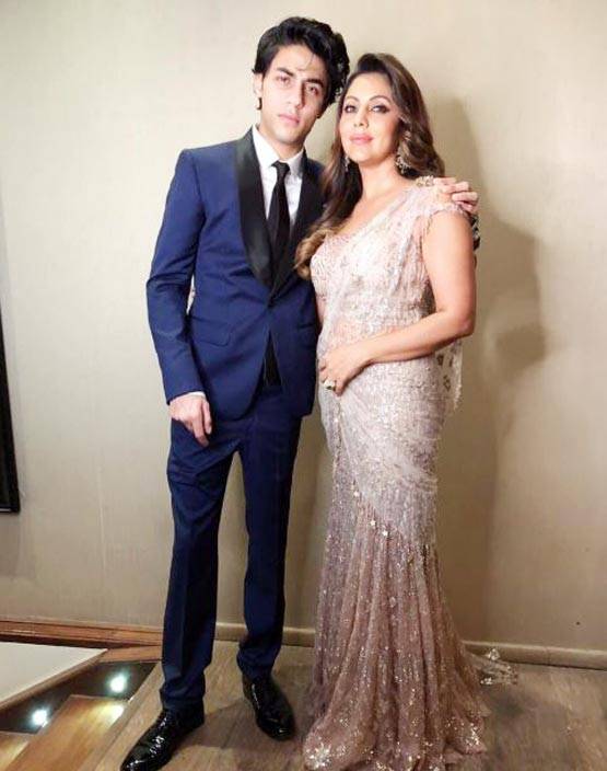 फैमिली संग हॉलीडे पर शाहरुख, बेटी सुहाना संग शेयर की 'Sun kissed' फोटो