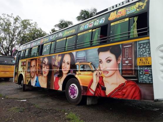 फनी PHOTOS: बस पर लगाई सनी लियोन और एडल्‍ट स्‍टार्स की तस्‍वीर