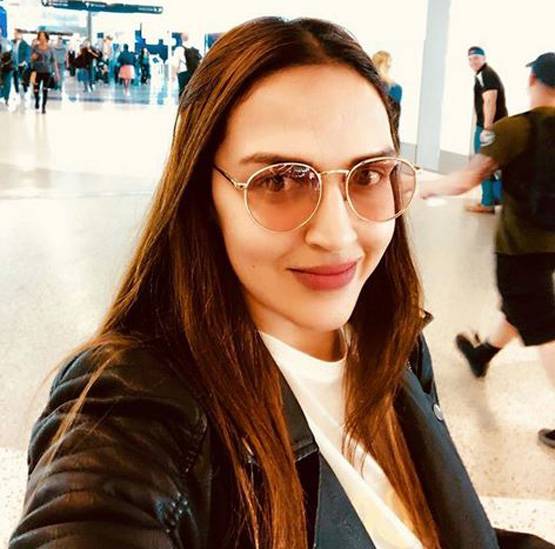 मां हेमा मालिनी और पति संग हॉलिडे पर ईशा देओल, देखें photos