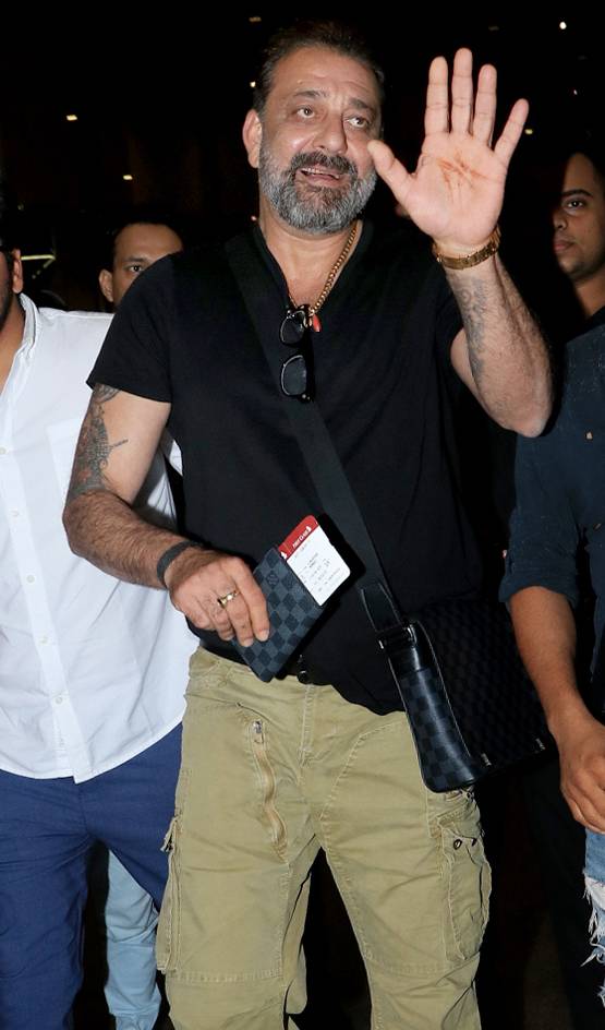 एयरपोर्ट पर नजर आया संजू का स्टारडम, सेल्फी के लिए उमड़ी भीड़