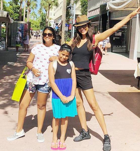 हॉलिडे पर सुष्मिता सेन, स्विमिंग पूल में बेटी संग शेयर की Photo