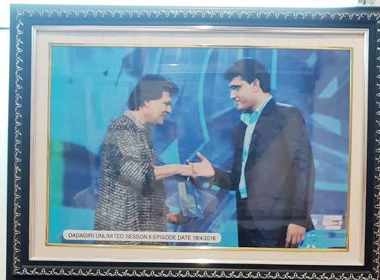 गलियों में बेची साड़ी, मिलते थे 2.50 रुपये, अब बना ये शख्स करोड़पति