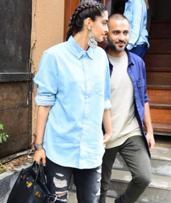 पति आनंद ने पहनाए सोनम को जूते, गोद में उठाकर यूं दिए Candid पोज