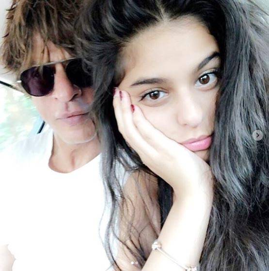 फैमिली संग हॉलीडे पर शाहरुख, बेटी सुहाना संग शेयर की 'Sun kissed' फोटो