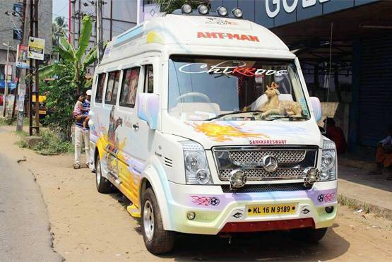 फनी PHOTOS: बस पर लगाई सनी लियोन और एडल्‍ट स्‍टार्स की तस्‍वीर