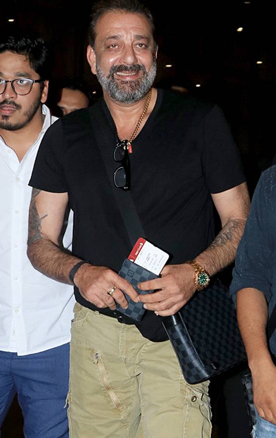 एयरपोर्ट पर नजर आया संजू का स्टारडम, सेल्फी के लिए उमड़ी भीड़