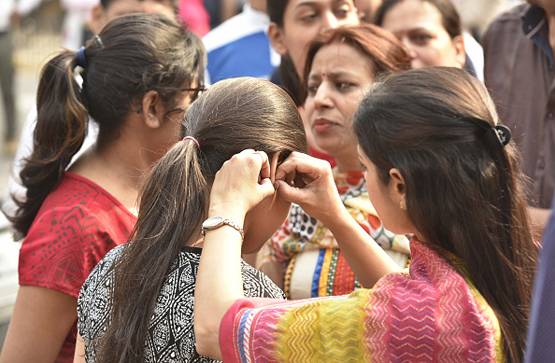 कैंची से काटे कुर्ते के बाजू, वसुंधरा सरकार पर भड़कीं लड़कियां