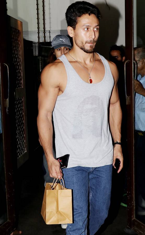 'गर्लफ्रेंड' द‍िशा पाटनी संग डिनर डेट पर न‍िकले टाइगर, PHOTOS