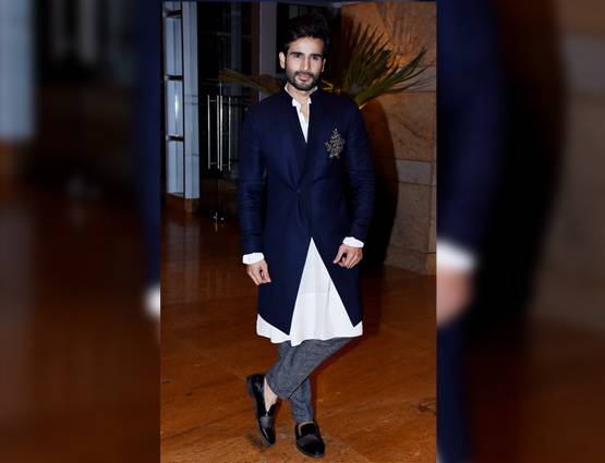 प्रफुल्ल पटेल की बेटी के संगीत में पत्नी-बेटी संग पहुंचे धोनी