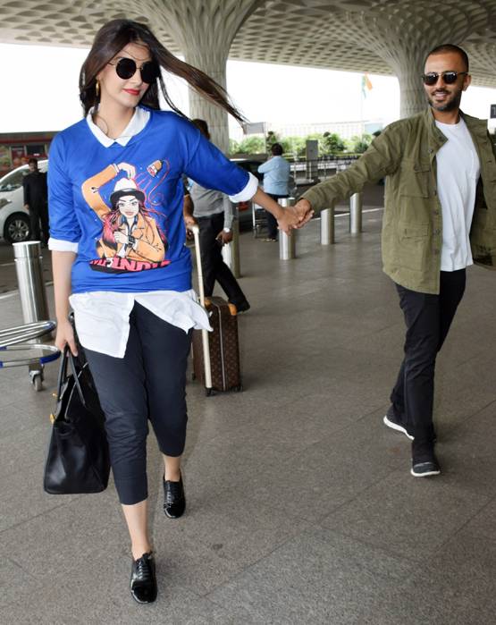 चर्चा में आई सोनम की टी-शर्ट, एयरपोर्ट पर दिखा रॉकिंग लुक