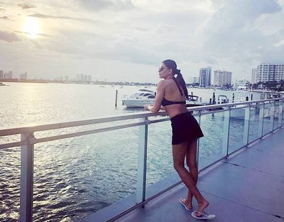 हॉलिडे पर सुष्मिता सेन, स्विमिंग पूल में बेटी संग शेयर की Photo