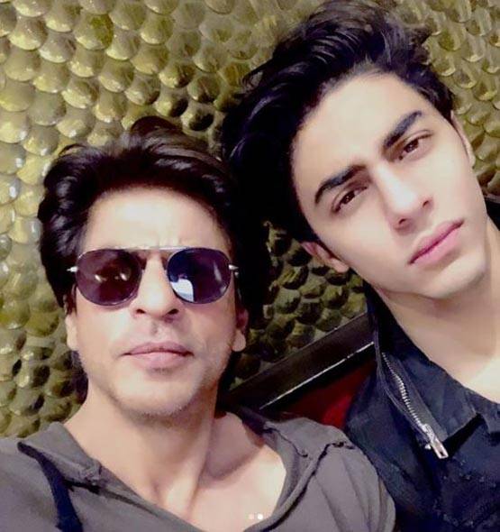 फैमिली संग हॉलीडे पर शाहरुख, बेटी सुहाना संग शेयर की 'Sun kissed' फोटो