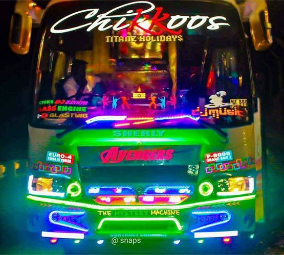 फनी PHOTOS: बस पर लगाई सनी लियोन और एडल्‍ट स्‍टार्स की तस्‍वीर