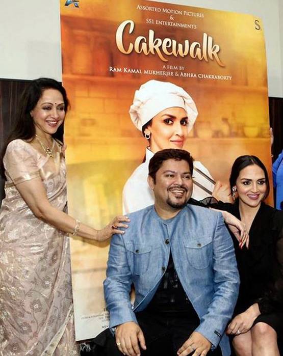 मां हेमा मालिनी और पति संग हॉलिडे पर ईशा देओल, देखें photos