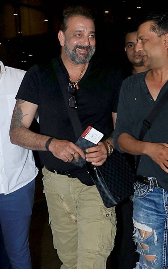 एयरपोर्ट पर नजर आया संजू का स्टारडम, सेल्फी के लिए उमड़ी भीड़