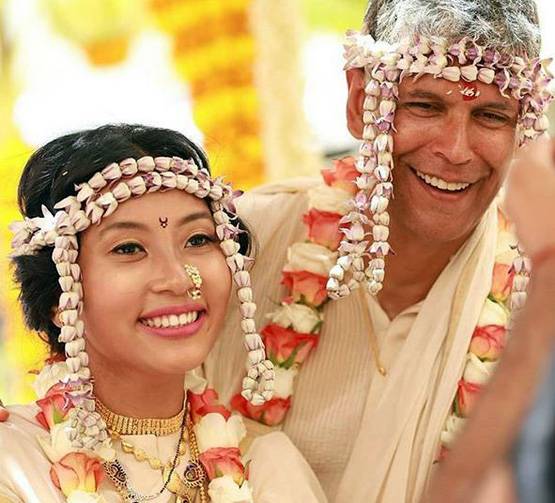 मिलिंद ने अंकिता से फिर की शादी, स्पेन में की barefoot वेडिंग