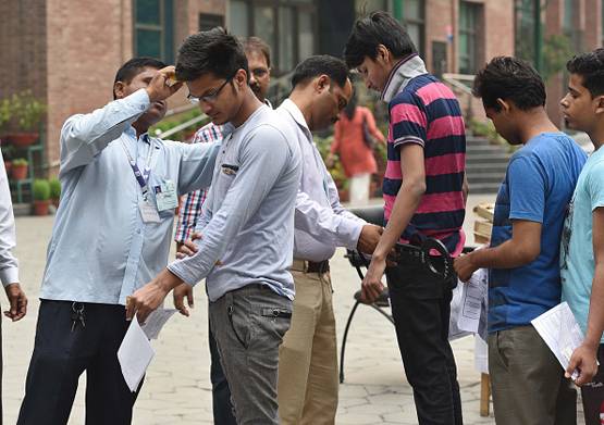 कैंची से काटे कुर्ते के बाजू, वसुंधरा सरकार पर भड़कीं लड़कियां