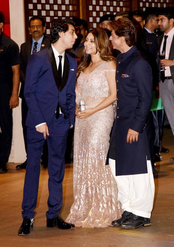 फैमिली संग हॉलीडे पर शाहरुख, बेटी सुहाना संग शेयर की 'Sun kissed' फोटो