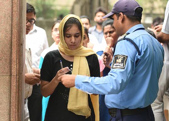 कैंची से काटे कुर्ते के बाजू, वसुंधरा सरकार पर भड़कीं लड़कियां