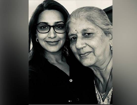 10 तस्वीरें: देखें बेटे-परिवार संग कैसे वक्त बिताती हैं सोनाली बेंद्रे