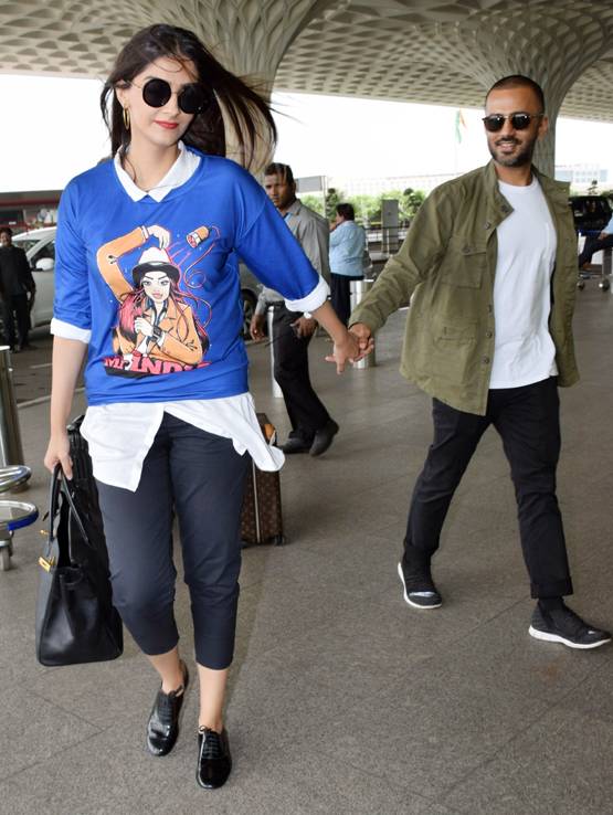 चर्चा में आई सोनम की टी-शर्ट, एयरपोर्ट पर दिखा रॉकिंग लुक