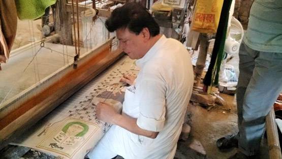 गलियों में बेची साड़ी, मिलते थे 2.50 रुपये, अब बना ये शख्स करोड़पति