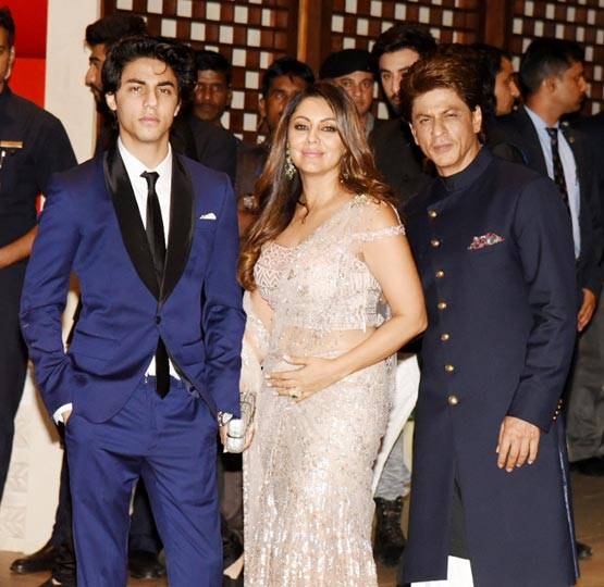 फैमिली संग हॉलीडे पर शाहरुख, बेटी सुहाना संग शेयर की 'Sun kissed' फोटो