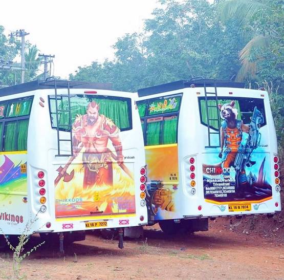 फनी PHOTOS: बस पर लगाई सनी लियोन और एडल्‍ट स्‍टार्स की तस्‍वीर