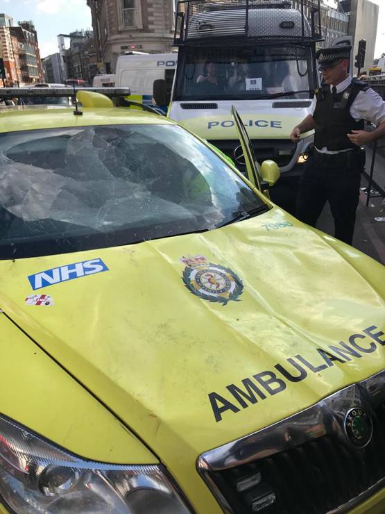 एंबुलेंस पर चढ़ डांस कर रही थी ये लड़की, पुलिस ने ट्व‍ीट किया फोटो