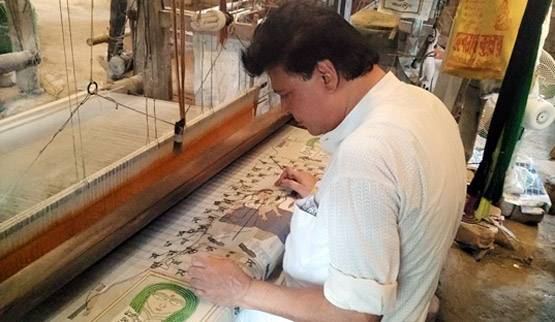 गलियों में बेची साड़ी, मिलते थे 2.50 रुपये, अब बना ये शख्स करोड़पति