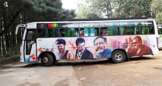 फनी PHOTOS: बस पर लगाई सनी लियोन और एडल्‍ट स्‍टार्स की तस्‍वीर