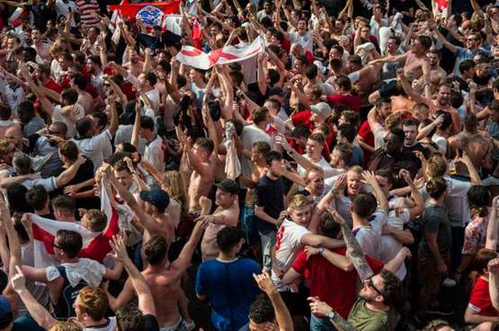 एंबुलेंस पर चढ़ डांस कर रही थी ये लड़की, पुलिस ने ट्व‍ीट किया फोटो